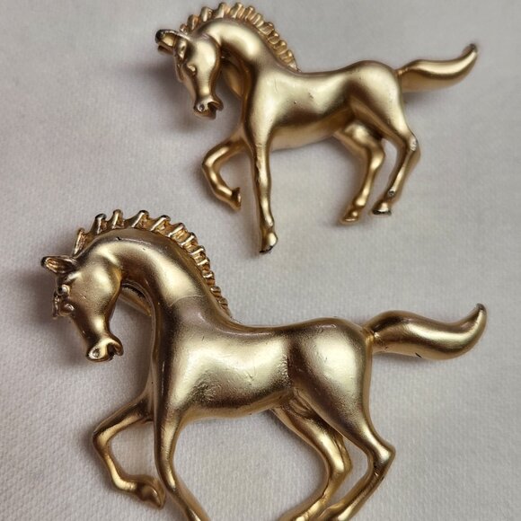 VINTAGE Momma Horse and Foal Pin Brooch Set - Galloping - Brushed Gold Tone - Picture 2 of 10